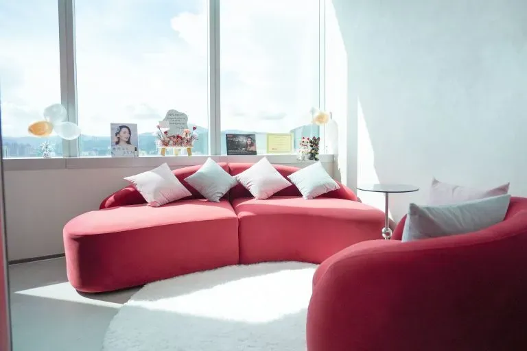 Peko Beauty 旺角醫美中心的顧客等候區，設有舒適沙發及開揚窗景。